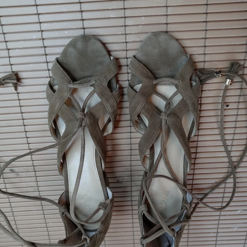 MICHAEL MICHAEL KORS MIRABEL SUEDE STRAPPY SANDALS - SIZE 10M TAN. A1pem